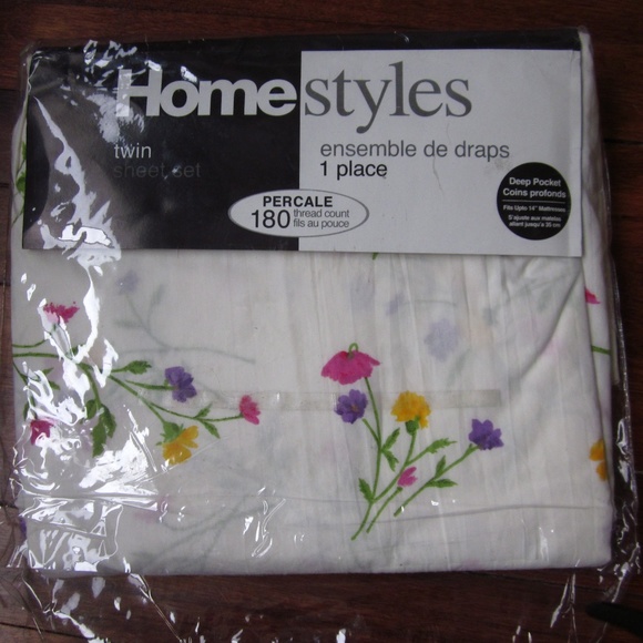 1 Twin Flat Sheet - White with Flowers - Picture 2 of 4